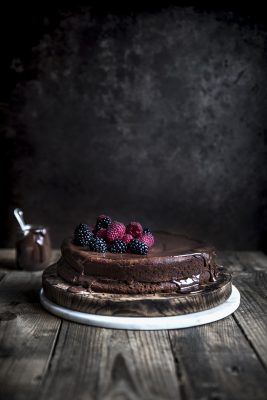 Torta cioccolato, arancia, carote e mandorle con ganache al cioccolato