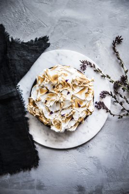Chocolate mousse cake con base di biscotti e mandorle e meringa all’italiana