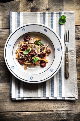 Fusilli con salsiccia di Norcia, pomodorini arrosto e ricotta salata
