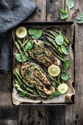 Salmone al forno con asparagi e burro aromatico alla senape e miele