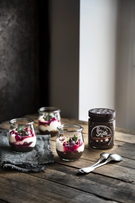 Mousse yogurt e robiola con ribes, frutta secca e crema Pan di Stelle