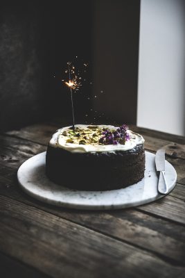 Torta al cioccolato, pere e pistacchi