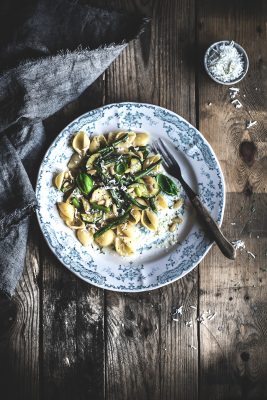 Conchiglie rigate con zucchine, fagiolini, pinoli tostati e ricotta salata