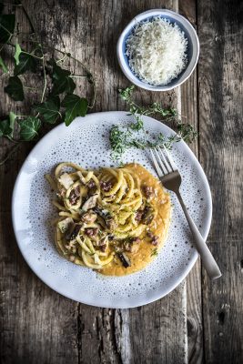 Troccoli con crema di zucca e caprino, salsiccia di Norcia e funghi cardoncelli