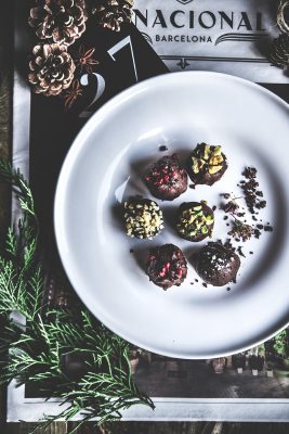 Bon Bon granellati, al cioccolato fondente e olio evo, con burro d'arachidi e latte condensato