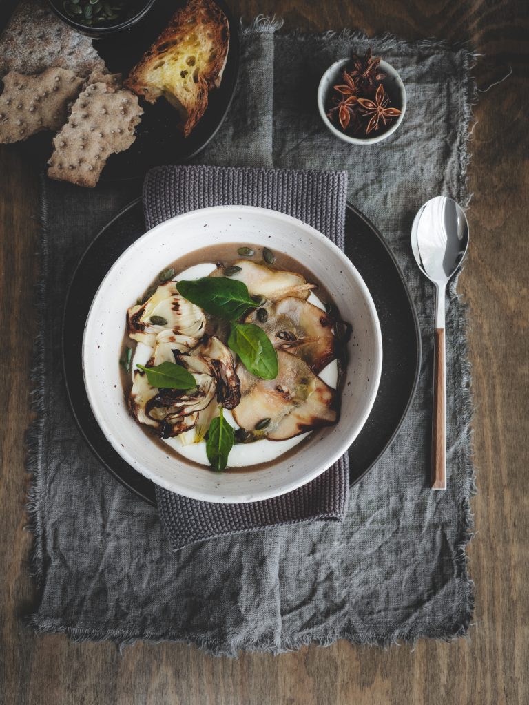Vellutata speziata di finocchi e pera speziata con crema di yogurt greco e ricotta 
