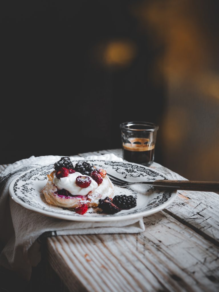 girella di pasta fillo con crema cheesecake servita con yogurt e frutti di bosco freschi