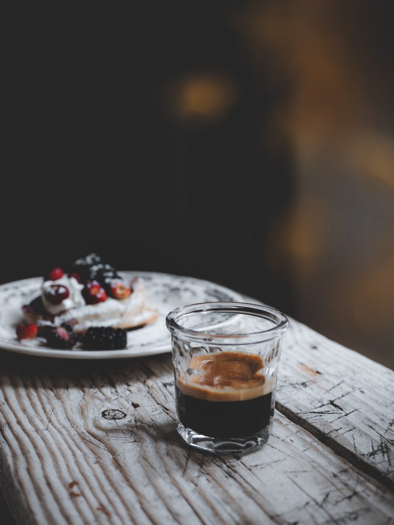 girelle di pasta fillo fatte in casa con crema cheesecake e frutti rossi