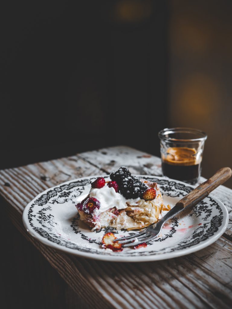 dolcetti di pasta fillo con yogurt e frutti freschi