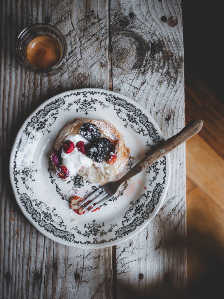 colazione primaverile con girelle di pasta fillo e frutti di bosco