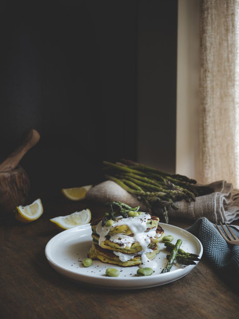 Torre di pancake salati primaverili con crema di pecorino, fave fresche e punte di asparagi.