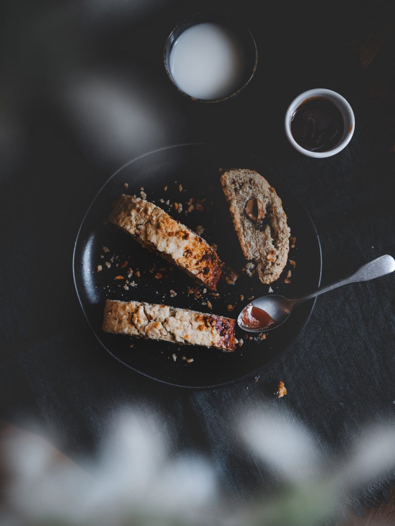 Frolla rustica all’avena e nocciole con confettura di prugne e cucchiaino di marmellata.