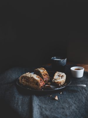 Frolla rustica all’avena e nocciole con confettura di prugne e cucchiaino di marmellata.