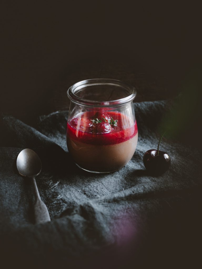 Vasetto di malabi con topping di ciliegie