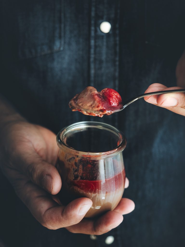 Cucchiaio con malabi al cioccolato e ciliegie