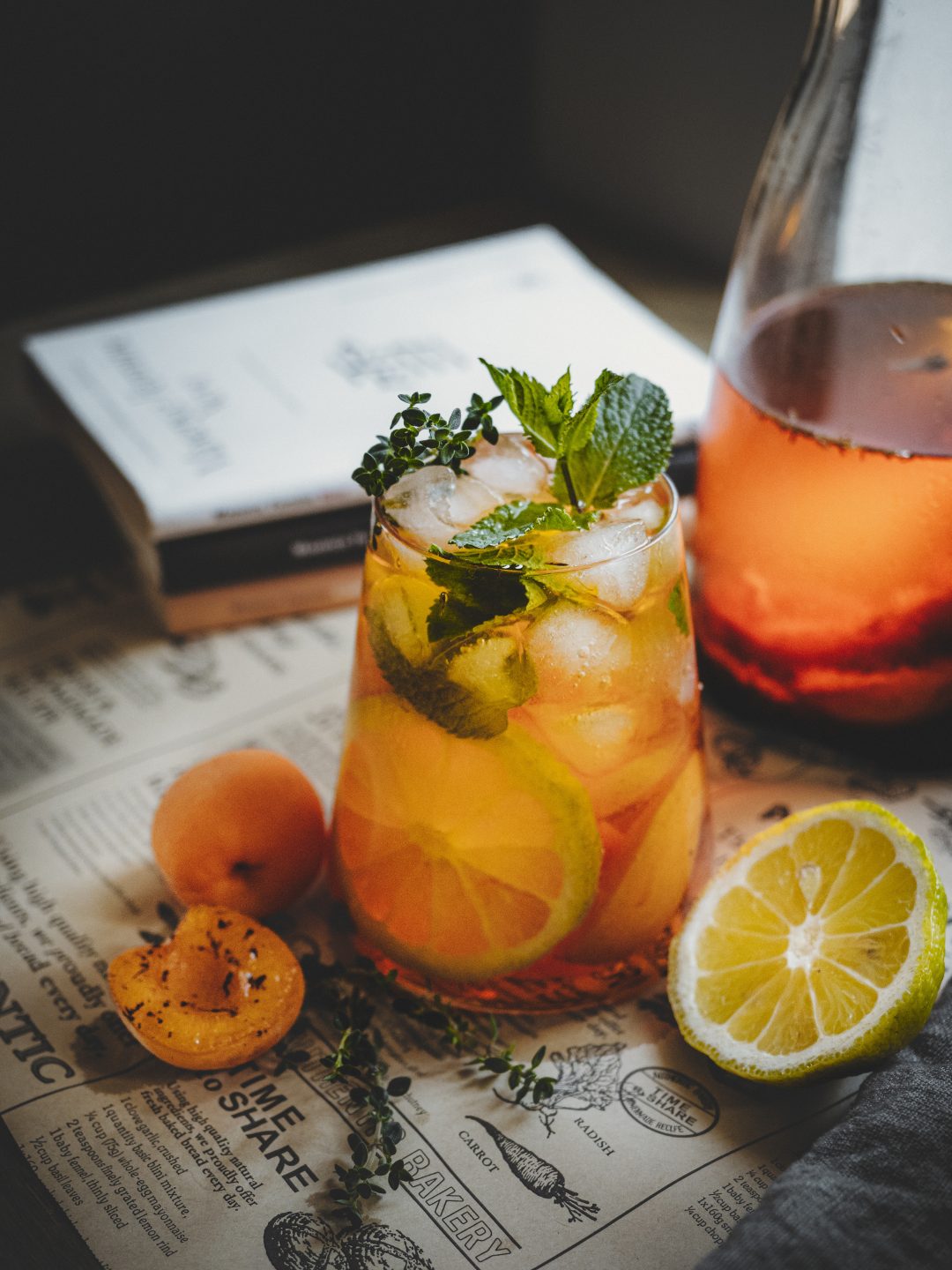 Tè freddo al rooibos con albicocche, limone, timo limone e menta.