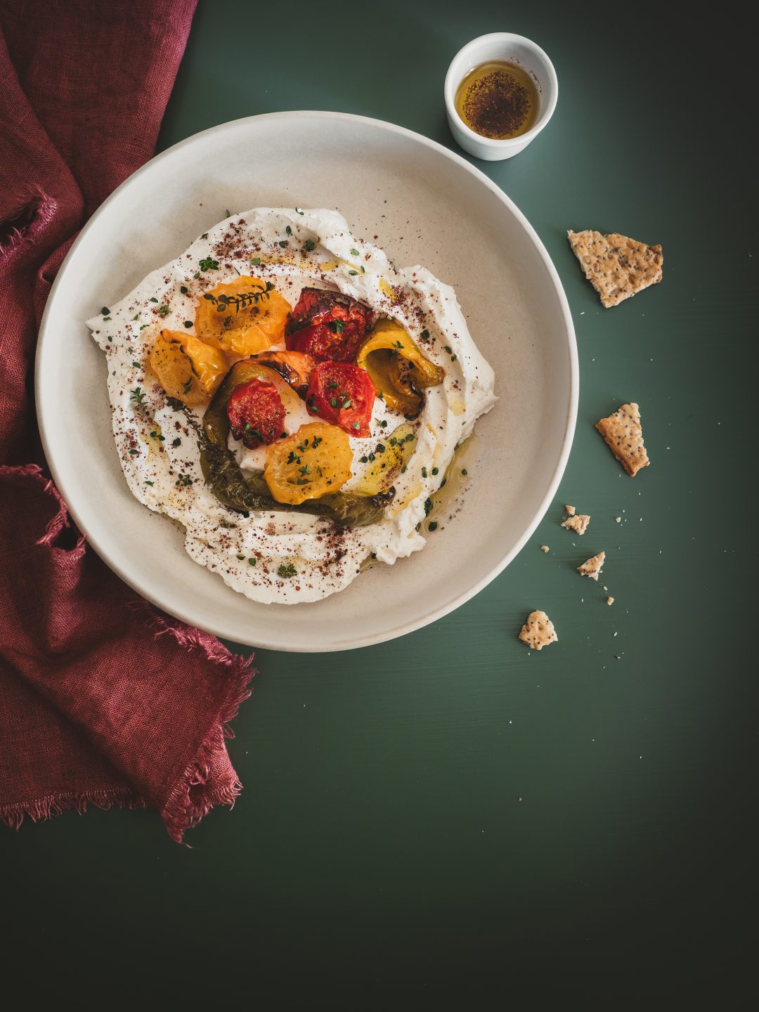 Labneh con peperoni e pomodori arrosto, sumac e timo servito con cracker
