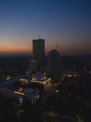 Tirana dall'alto al crepuscolo.