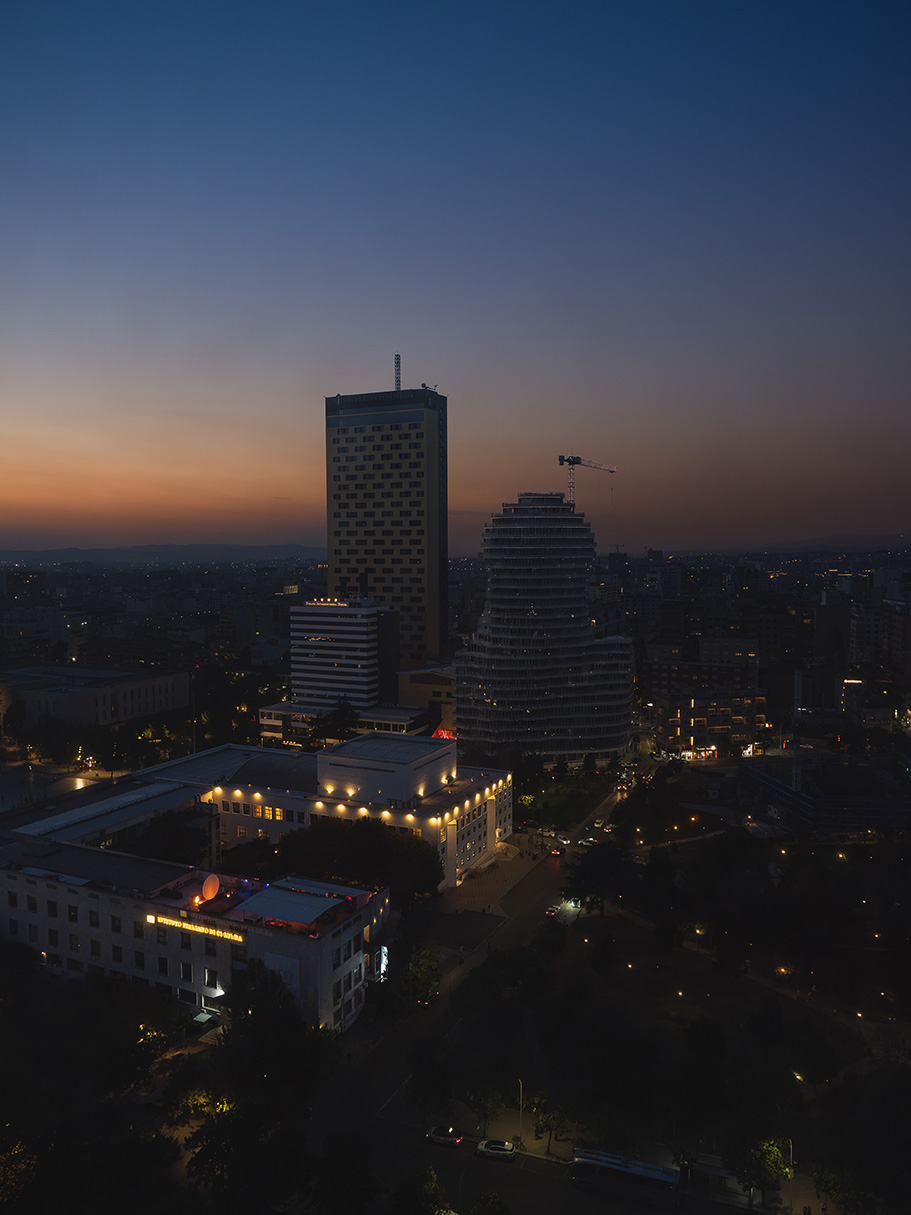 Tirana dall'alto al crepuscolo.